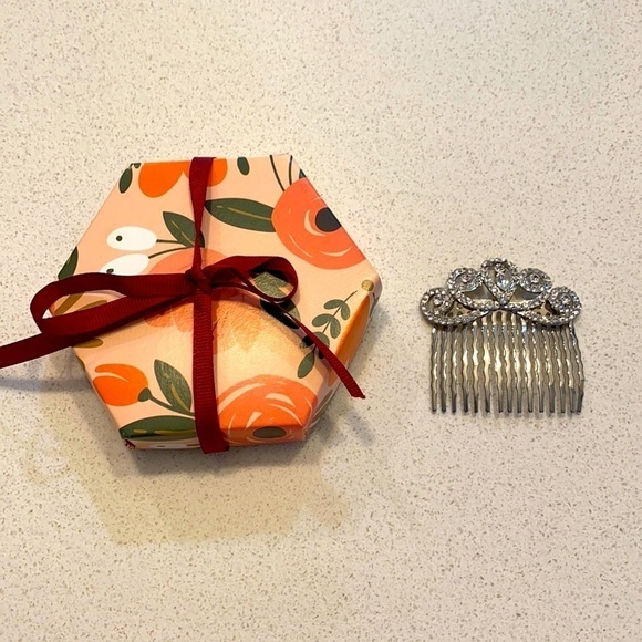 Vintage Inspired Crystal Hair Comb - Picture 1 of 4